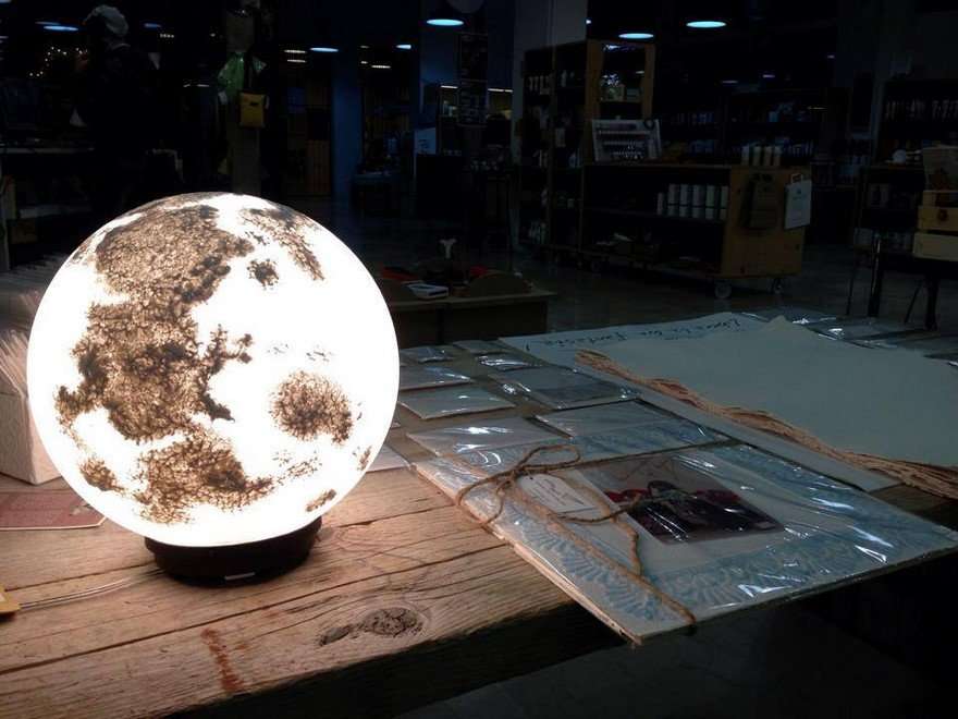 مصباح على شكل قمر