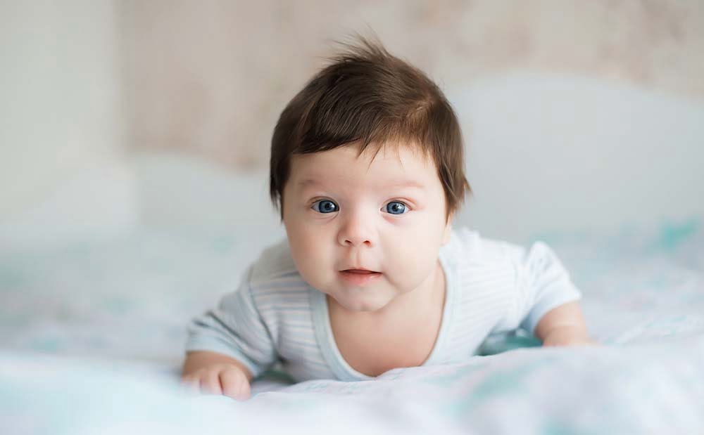 متى يظهر الشعر الحقيقي للطفل الرضيع ؟